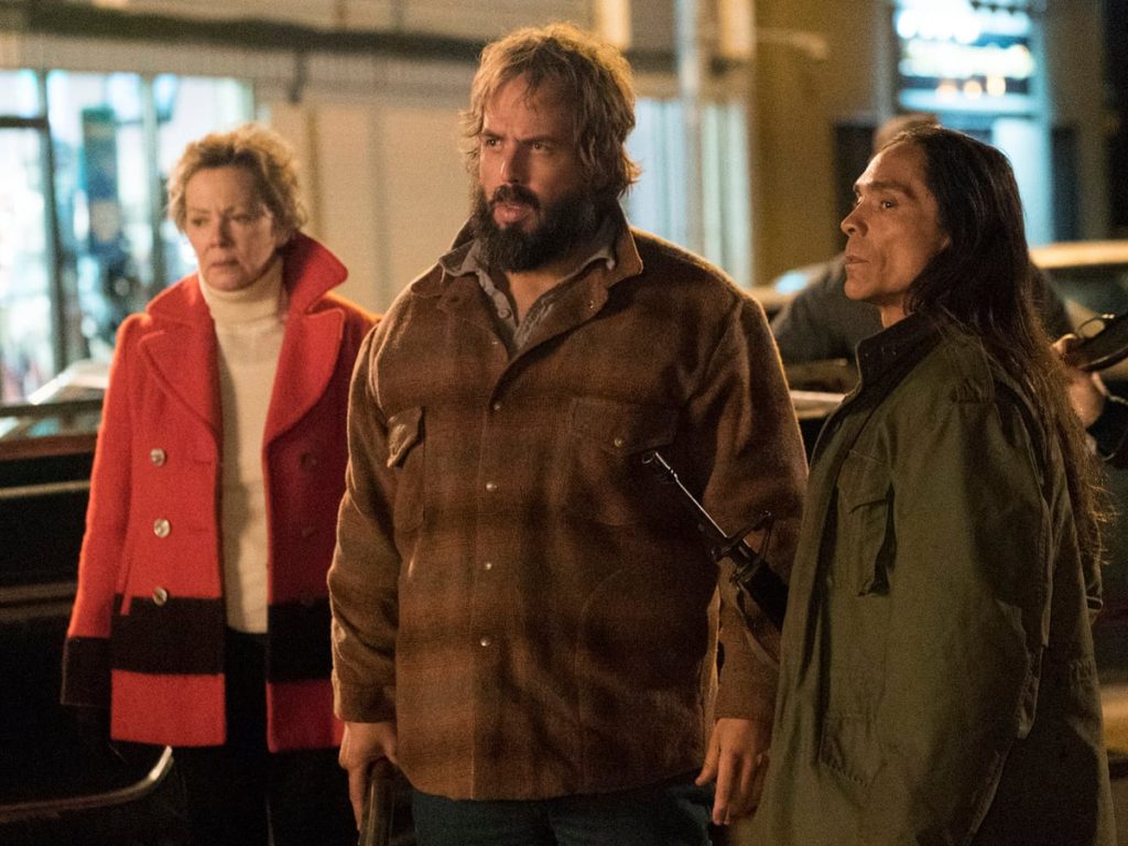 Zahn McClarnon como Hanzee Dent,
Angus Sampson como Bear Gerhardt e Jean Smart como Floyd Gerhardt na segunda temporada de Fargo