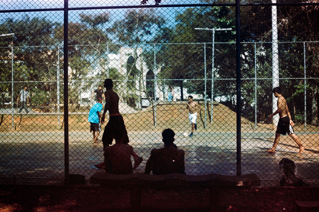 Homens jogando futebol no Parque Chácara do Jockey