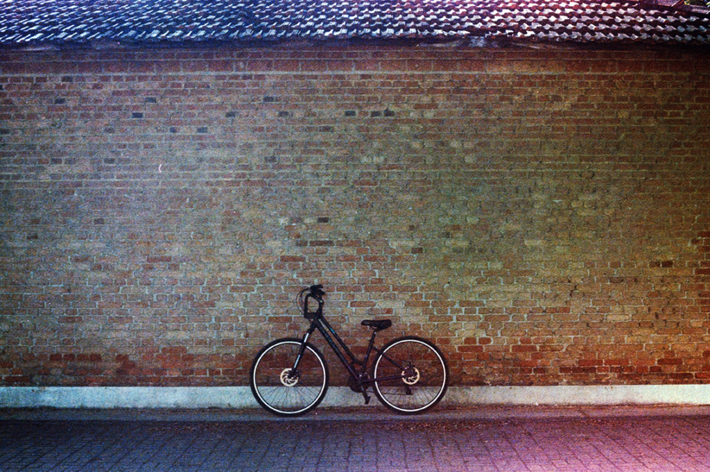 Bicicleta encostada numa parede no Parque Chácara do Jockey