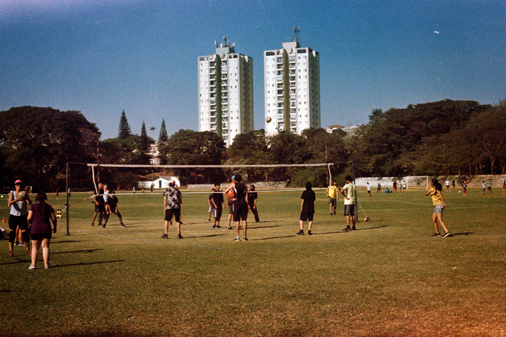 Jovens jogando vôlei no Parque Chácara do Jockey